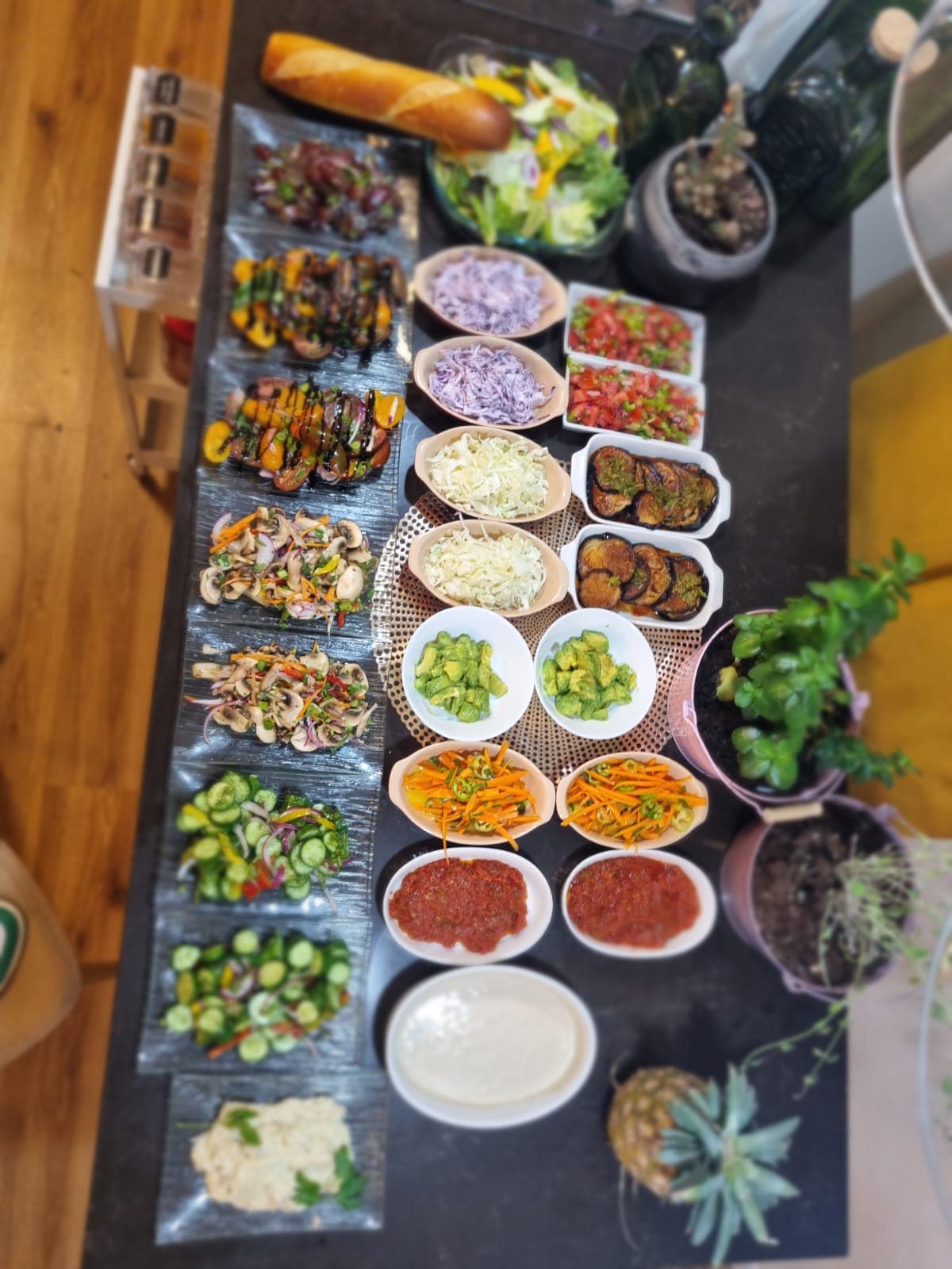 מבחר עשיר של סלטים, ירקות צלויים וממרחים על שולחן הגשה לאירוע — שף גריל פרטי