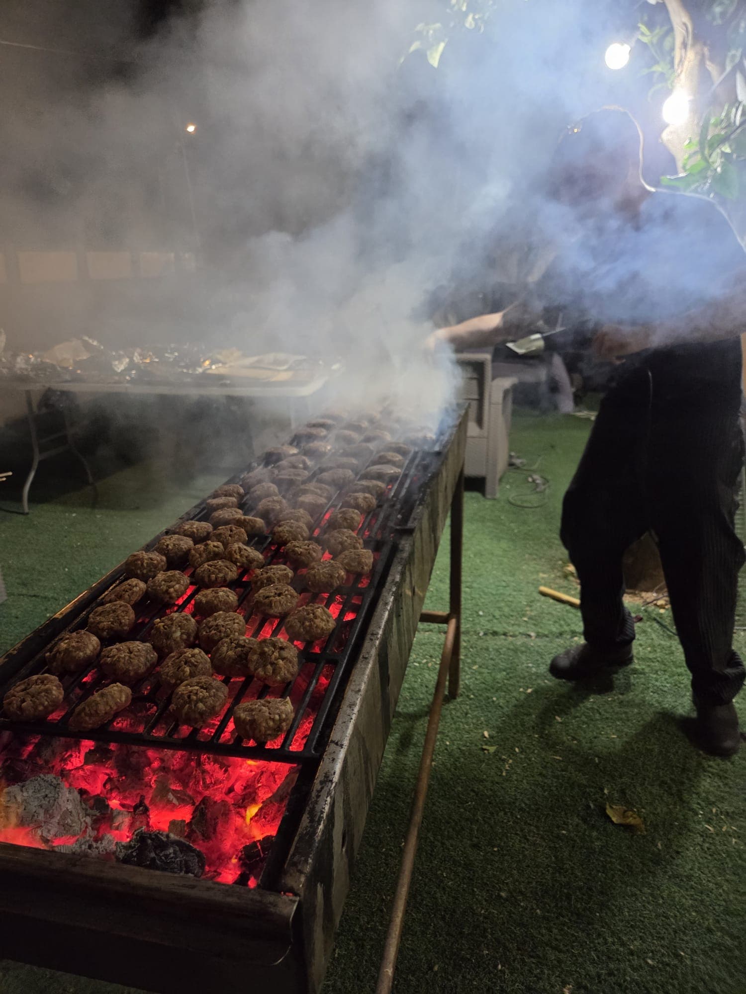 עמדת גריל פחמים עמוסה בקבבים על גחלים לוהטות באירוע ערב — שף גריל פרטי על האש